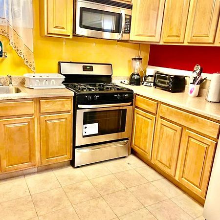 Large 3-Bedrooms/2-Bath Apt, One Block To Train Ню Йорк Екстериор снимка