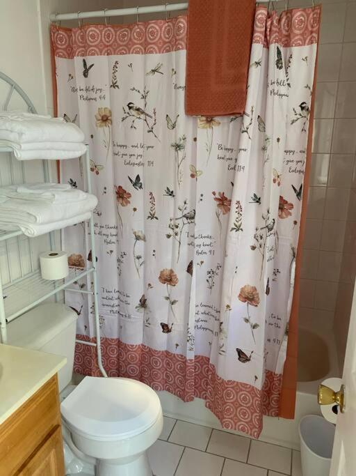 Large 3-Bedrooms/2-Bath Apt, One Block To Train Ню Йорк Екстериор снимка