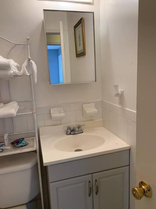 Large 3-Bedrooms/2-Bath Apt, One Block To Train Ню Йорк Екстериор снимка