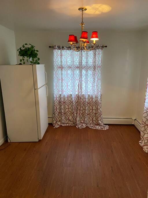 Large 3-Bedrooms/2-Bath Apt, One Block To Train Ню Йорк Екстериор снимка