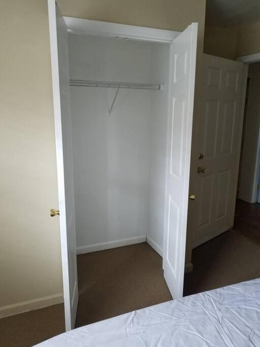 Large 3-Bedrooms/2-Bath Apt, One Block To Train Ню Йорк Екстериор снимка