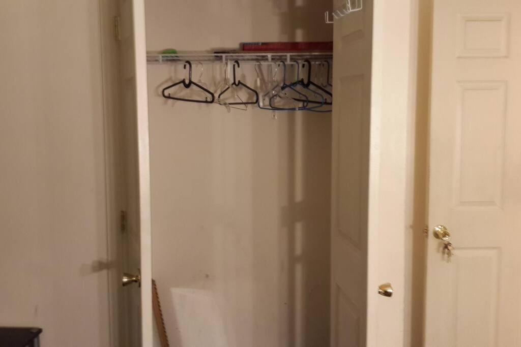 Large 3-Bedrooms/2-Bath Apt, One Block To Train Ню Йорк Екстериор снимка