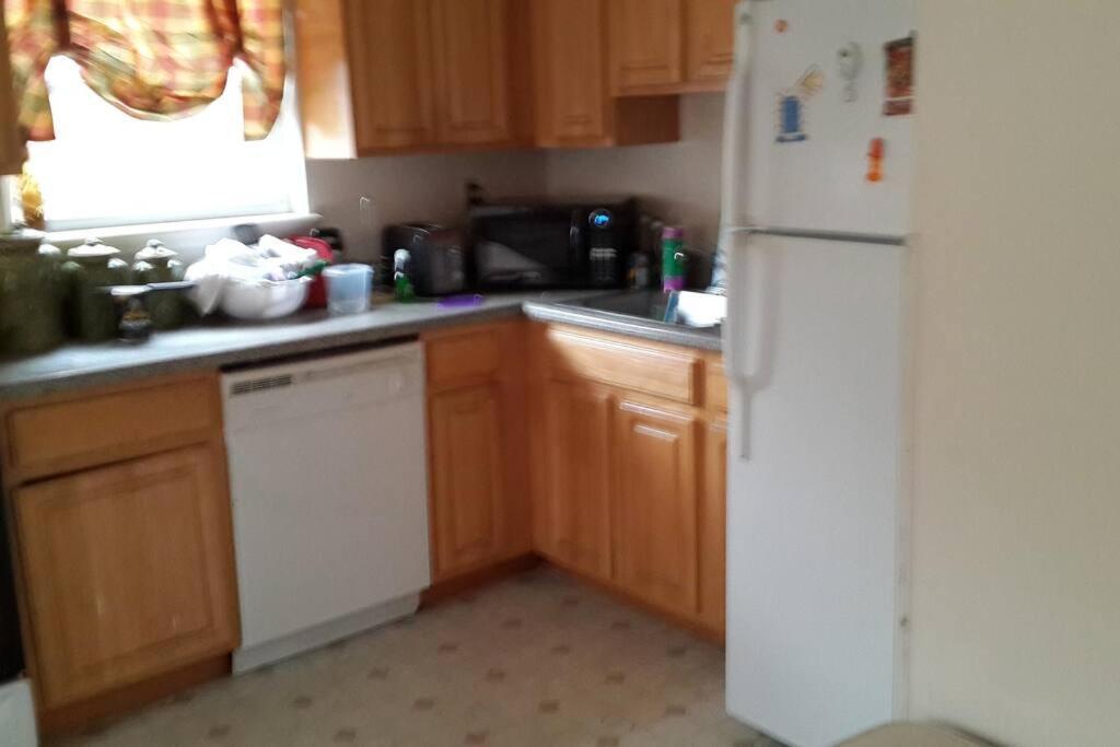 Large 3-Bedrooms/2-Bath Apt, One Block To Train Ню Йорк Екстериор снимка