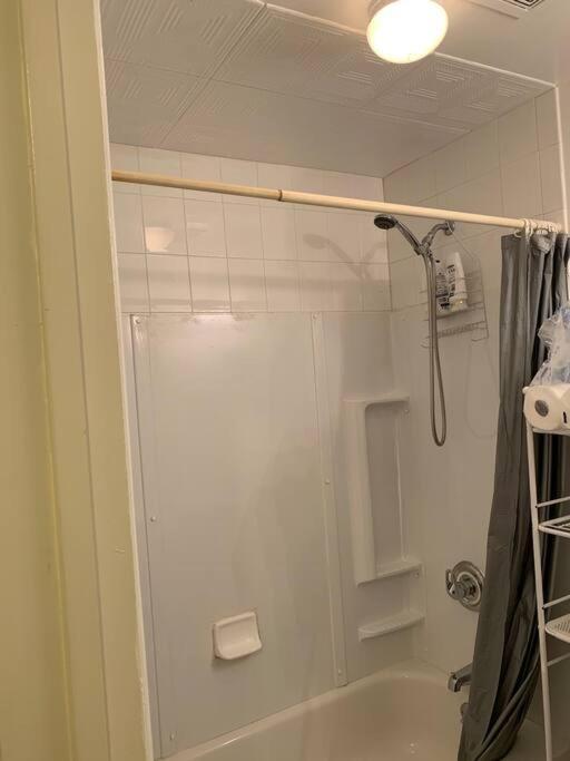 Large 3-Bedrooms/2-Bath Apt, One Block To Train Ню Йорк Екстериор снимка