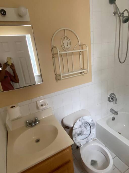 Large 3-Bedrooms/2-Bath Apt, One Block To Train Ню Йорк Екстериор снимка