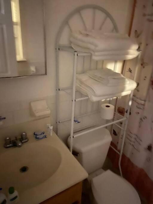 Large 3-Bedrooms/2-Bath Apt, One Block To Train Ню Йорк Екстериор снимка