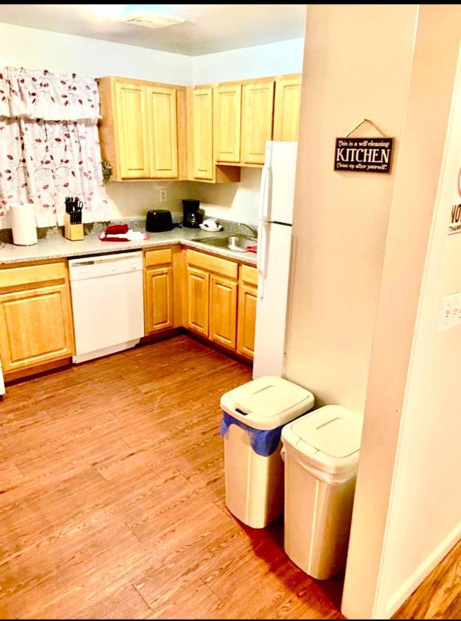 Large 3-Bedrooms/2-Bath Apt, One Block To Train Ню Йорк Екстериор снимка