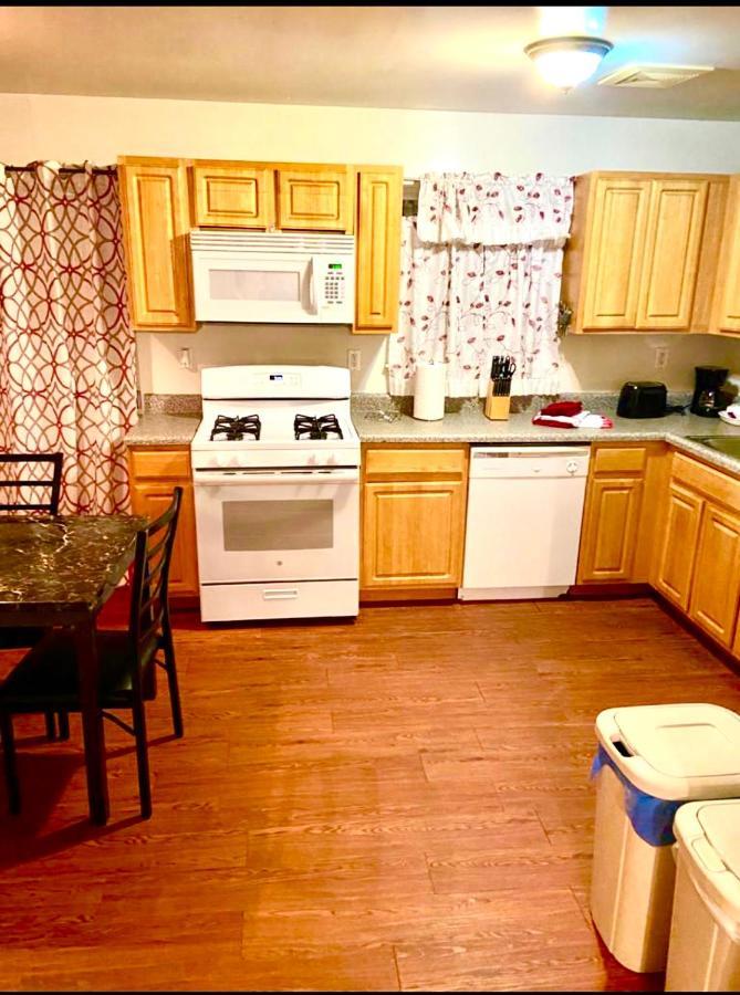 Large 3-Bedrooms/2-Bath Apt, One Block To Train Ню Йорк Екстериор снимка