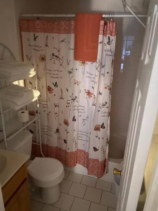 Large 3-Bedrooms/2-Bath Apt, One Block To Train Ню Йорк Екстериор снимка