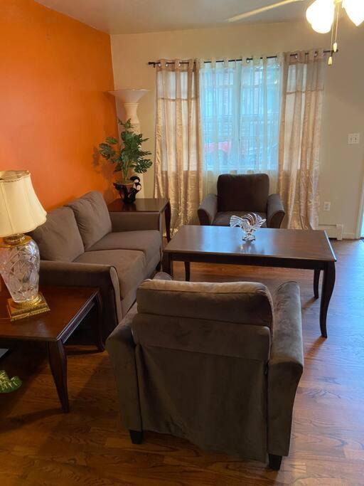 Large 3-Bedrooms/2-Bath Apt, One Block To Train Ню Йорк Екстериор снимка