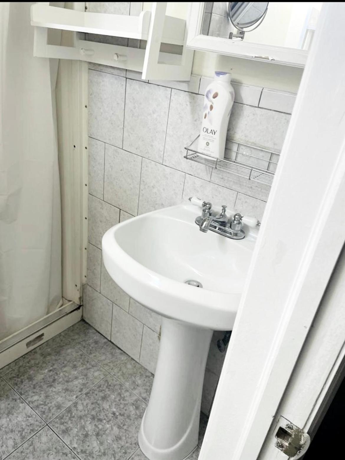 Large 3-Bedrooms/2-Bath Apt, One Block To Train Ню Йорк Екстериор снимка
