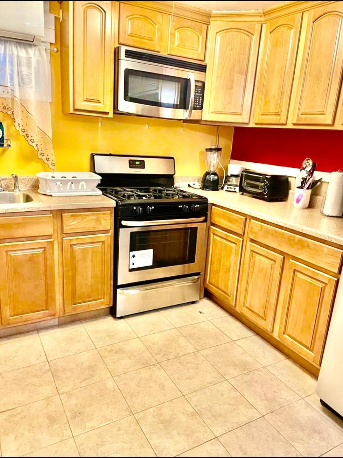 Large 3-Bedrooms/2-Bath Apt, One Block To Train Ню Йорк Екстериор снимка